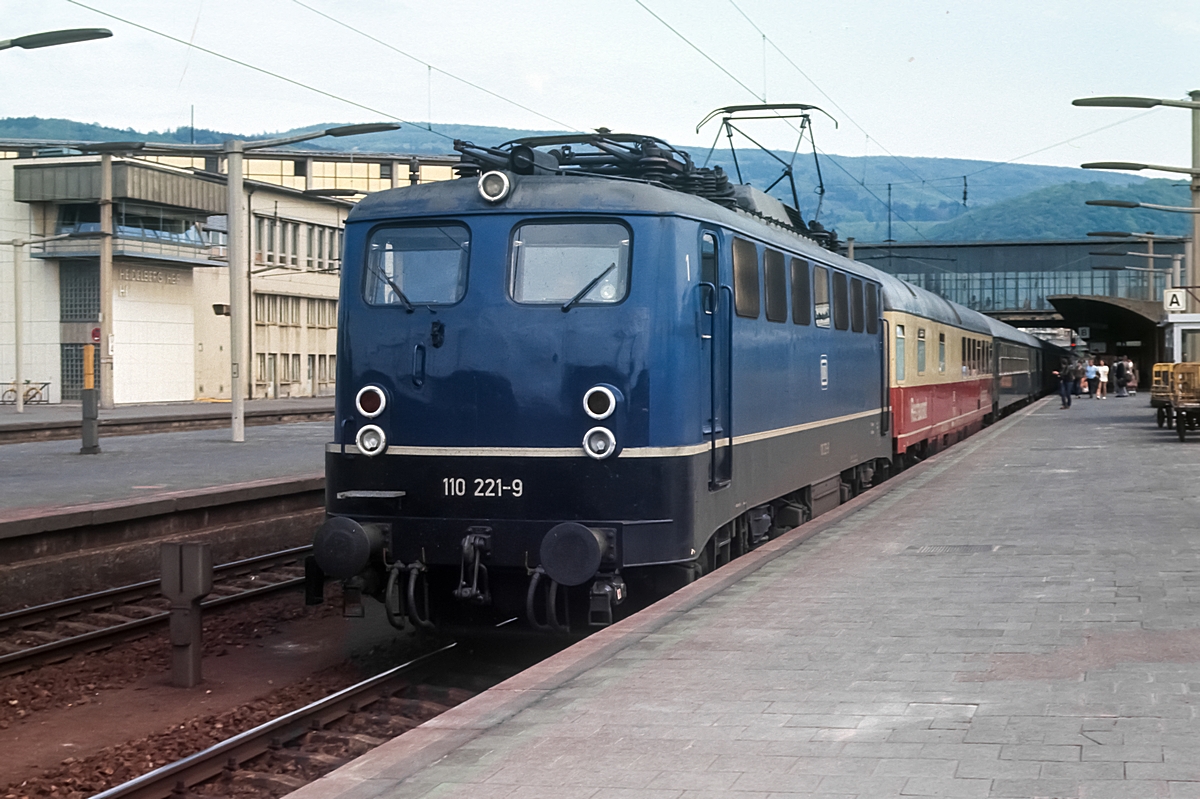  (19810508_07-26_110 221_Heidelberg Hbf_b.jpg)