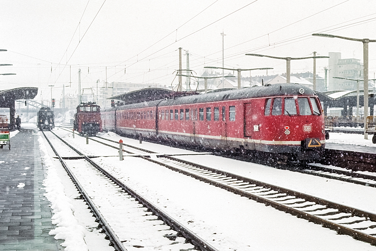  (19820223_12-10_140-160 012-456 105_Heidelberg Hbf_a.jpg)