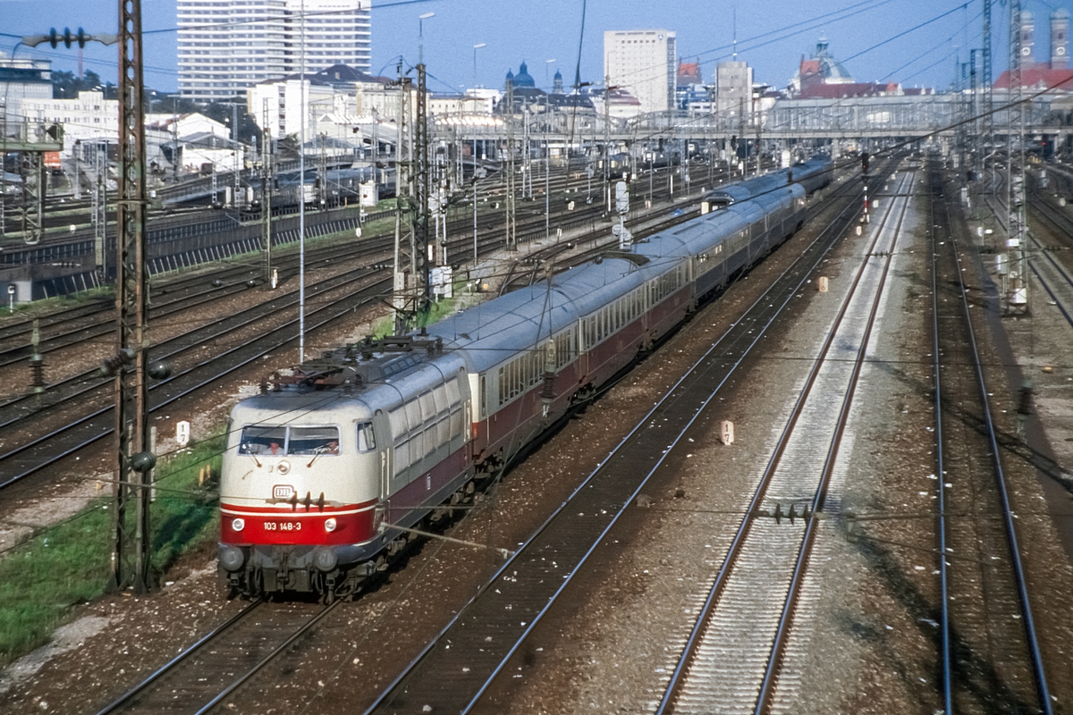  (19870830_42-25_103 148_München Hbf_am.jpg)