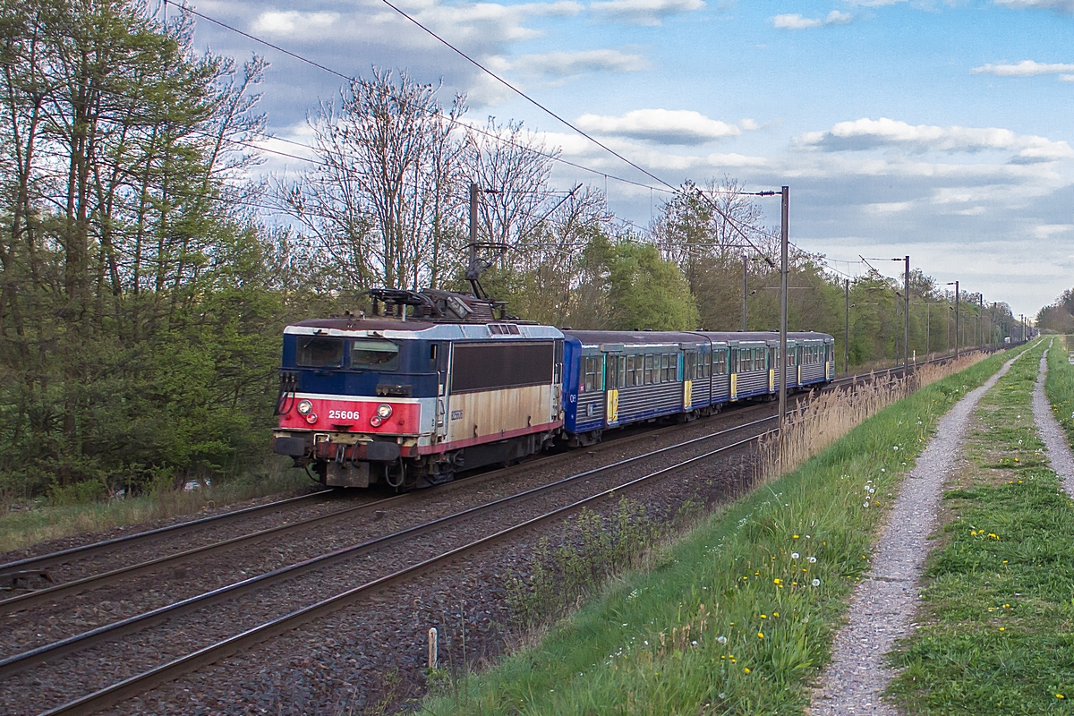  (20140415-190044_SNCF 25606_Steinbourg_TER 830126_Strasbourg-Saverne_a.jpg)