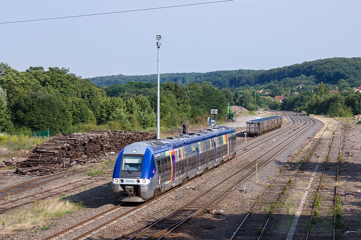  (20140805-175544_SNCF 76653_zw Remelfing und Sarreguemines_TER 830906_Krimmeri-Meinau-Sarreguemines_b.jpg)