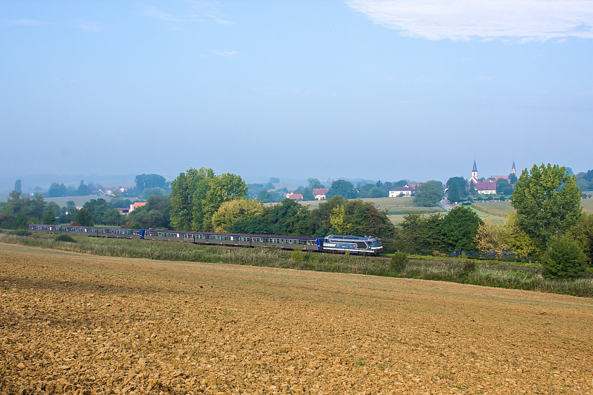  (20140905-090632_SNCF 67571_Soultz-sous-Forêts Ortsblick Kutzenhausen_TER 830521_Wissembourg-Strasbourg_a2.jpg)