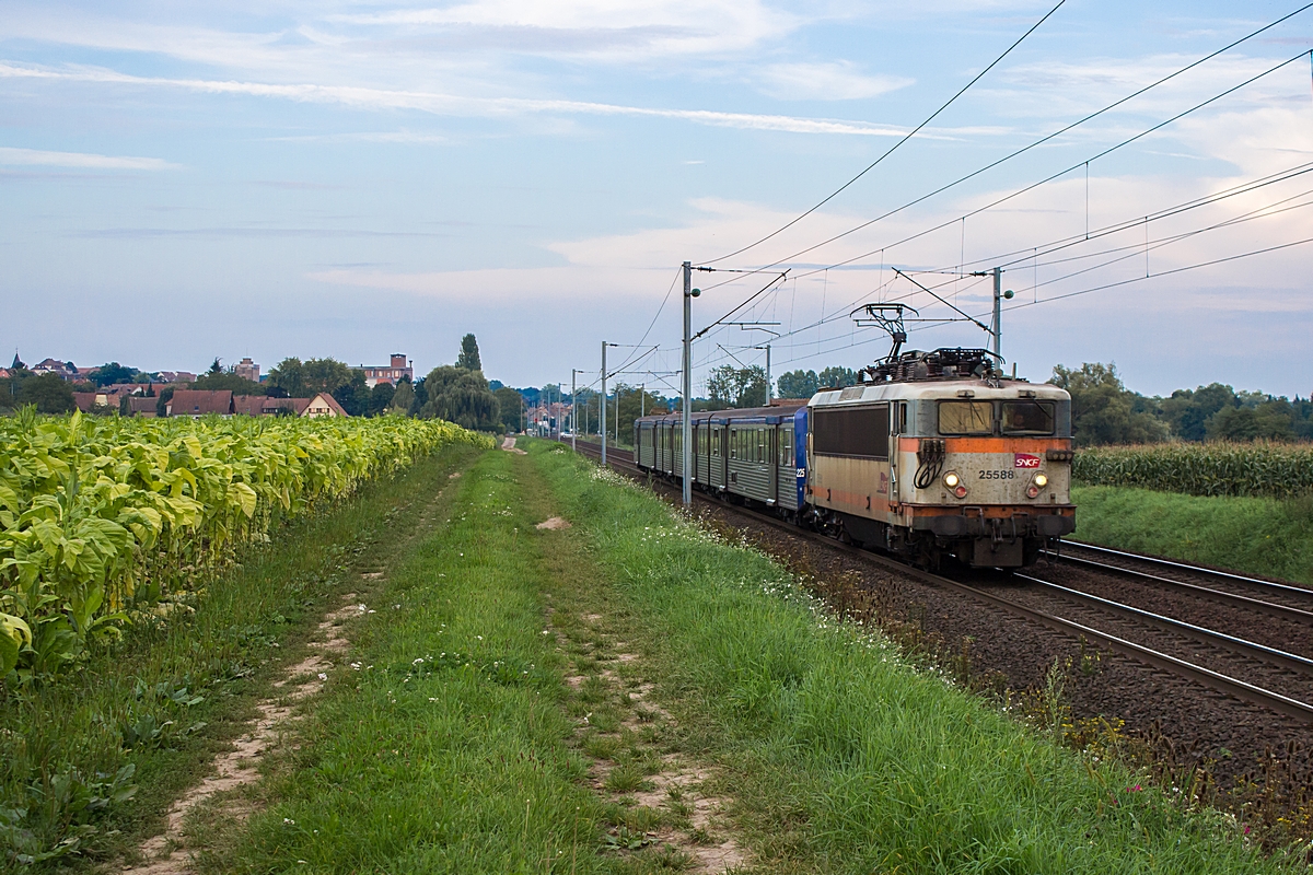  (20140905-185120_SNCF 25588_Hochfelden_TER 830126_Strasbourg-Saverne_a.jpg)