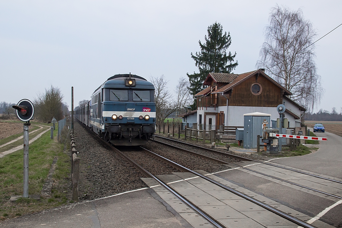  (20150323-102508_SNCF 67569_Hoerdt_TER 830516_Strasbourg-Haguenau_b.jpg)