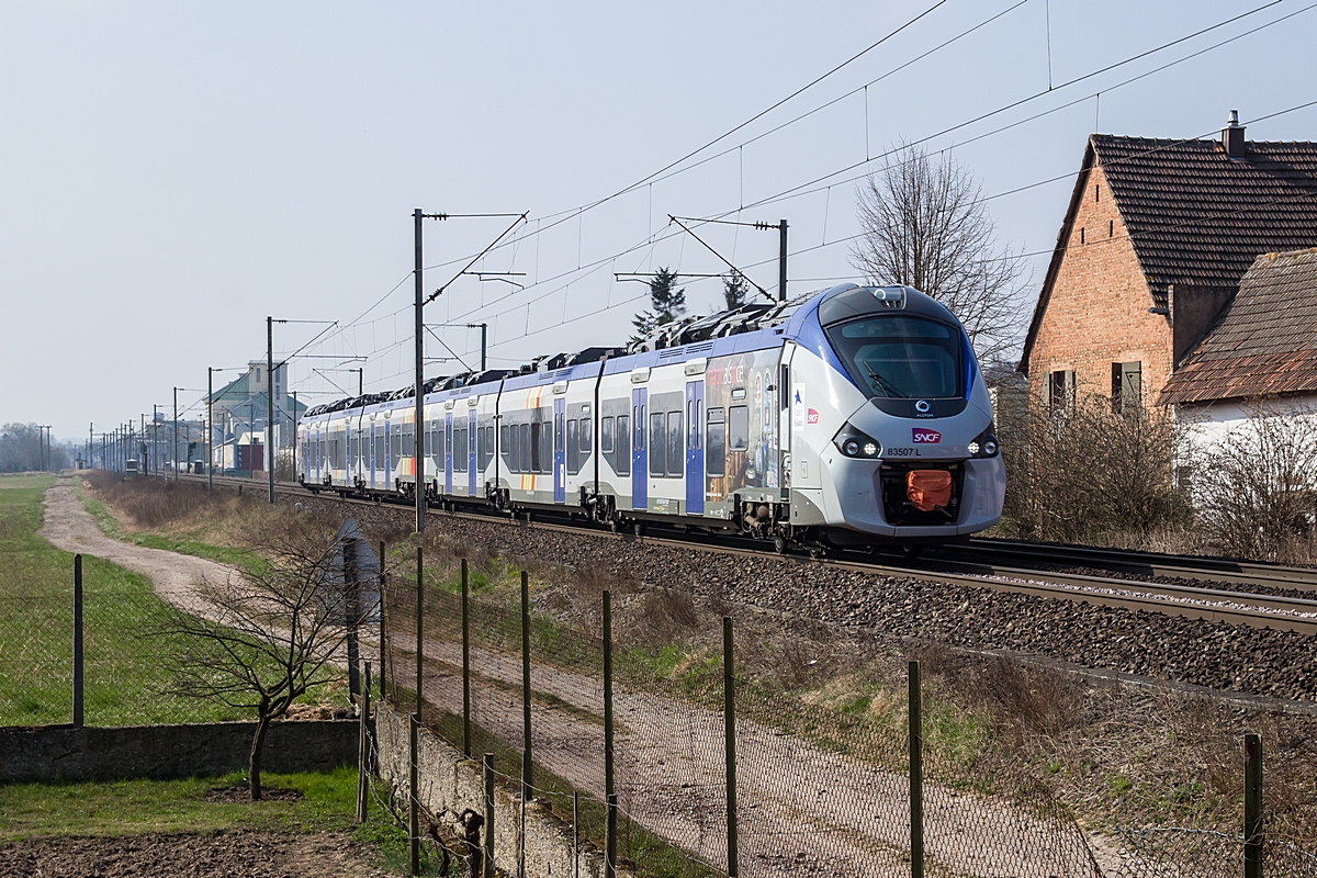  (20150323-142658_SNCF 83507L_Schwindratzheim_TER 830305_Sarrebourg-Strasbourg_a.jpg)