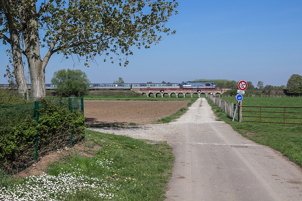  (20150422-102548_SNCF 67517_Hoerdt_TER 830516_Strasbourg-Haguenau_b.jpg)