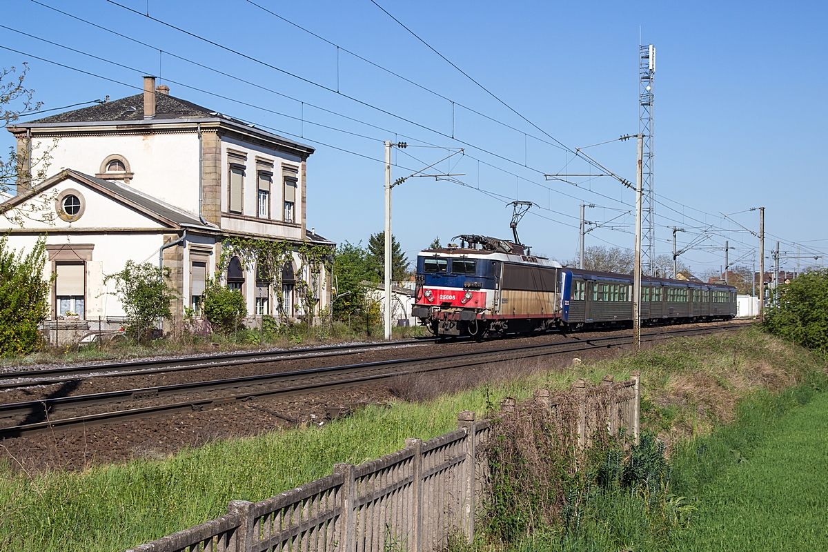  (20150422-171438_SNCF 25606_Mommenheim_TER 830120_Strasbourg - Saverne_a.jpg)