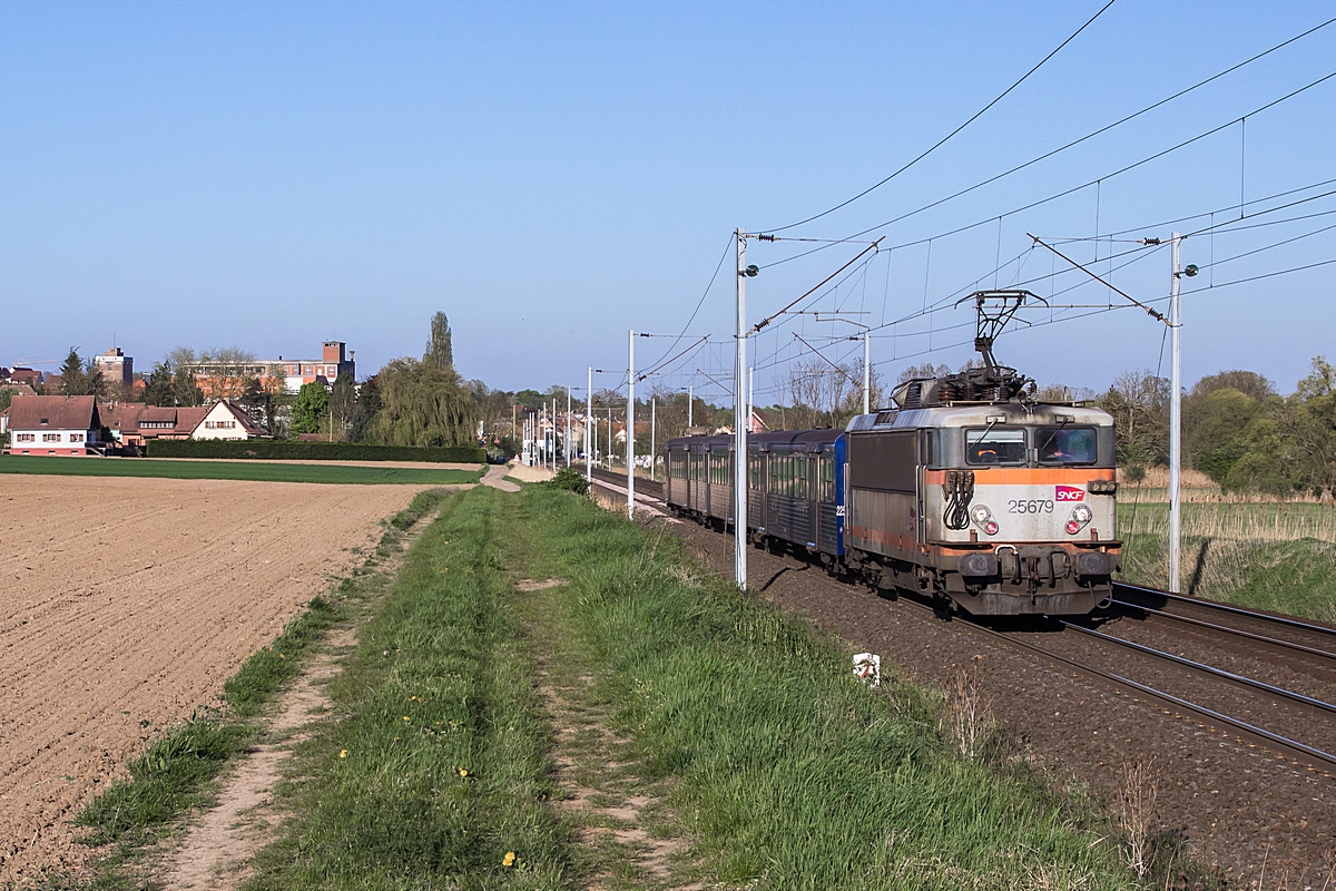  (20150422-185116_SNCF 25679_Hochfelden_TER 830126_Strasbourg - Saverne_a2.jpg)