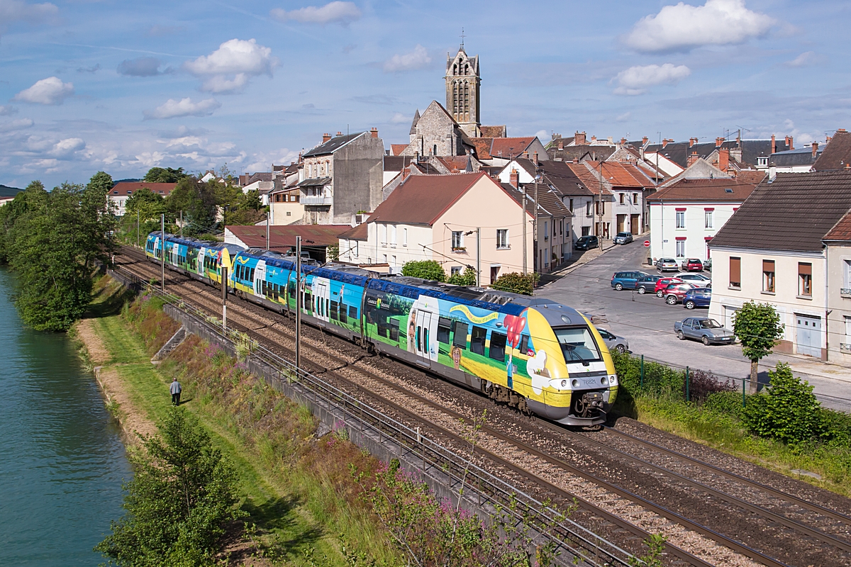  (20150528-175528_SNCF 76821-76802_Dormans_TER 839128_Chalons-en-Champagne - Paris Est_b.jpg)