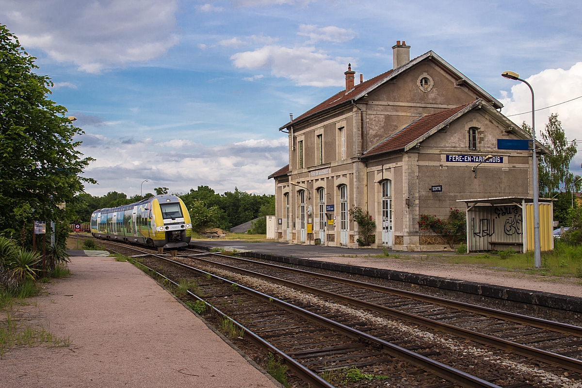  (20150528-194146_SNCF 76803_Fère-en-Tardenois_TER 839216_Reims - La Ferté-Milon_a.jpg)