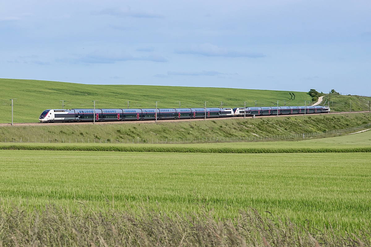  (20150529-195400_SNCF TGV 820-816_Bellechaume_TGV 6128_Marseille St Charles - Paris GdL_a.jpg)