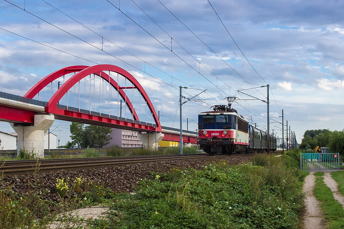  (20150828-183204_SNCF 25606_nördlich Vendenheim_TER 835025_Saverne - Strasbourg_a.jpg)