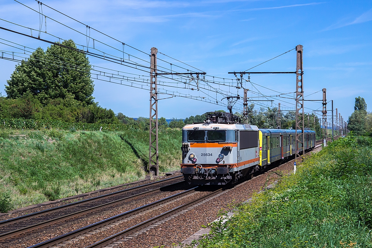  (20150830-130252_SNCF 25634_Corpeau_TER 891413_Dijon Ville - Chalon-sur-Saon_a2.jpg)