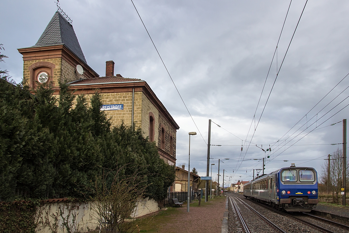  (20160329-183552_SNCF 11501_Freistroff_TER 833903_Thionville-Bouzonville_m.jpg)