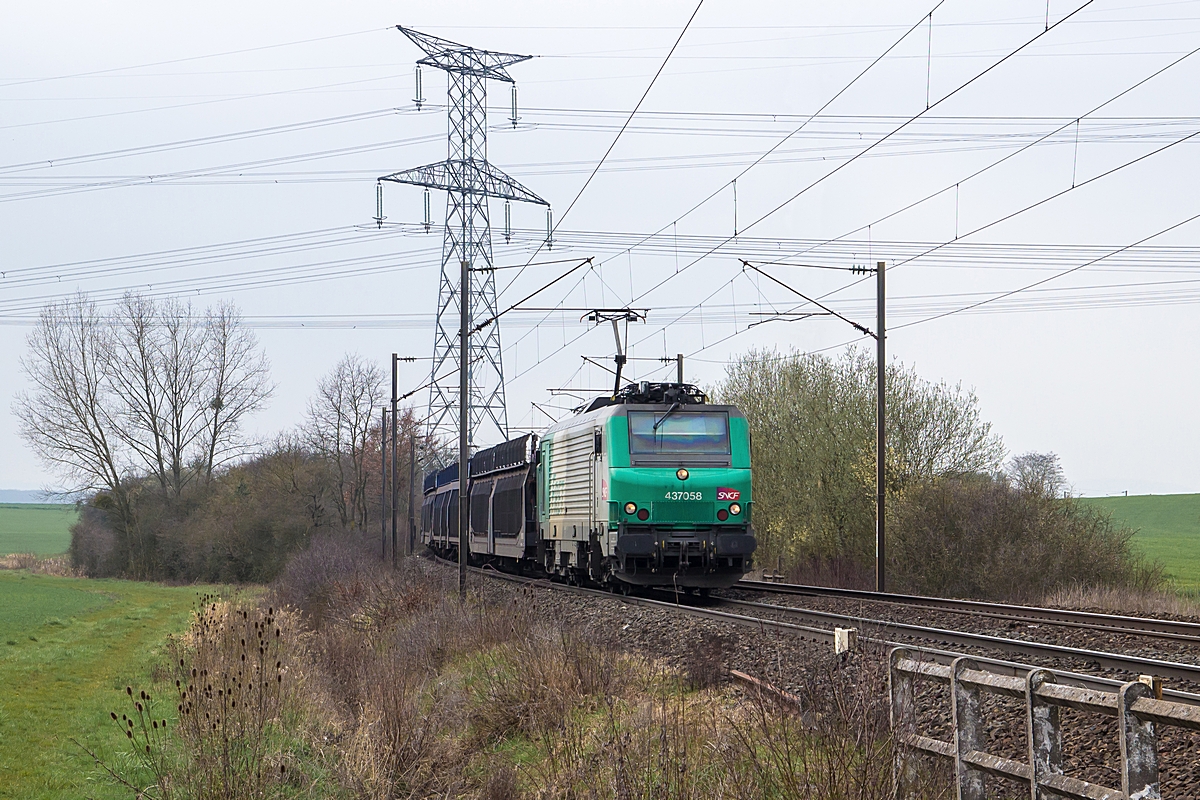  (20160402-145406_SNCF 437058_BÜ 109 vor Courcelles-sur-Nied_Richtung Straßburg_am.jpg)