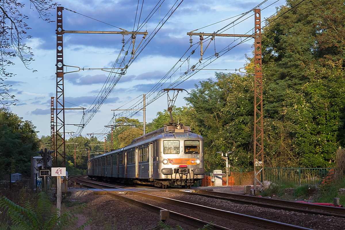  (20171003-184550_SNCF 5339_zwischen Saint-Fargeau und Le Coudray Montceaux_JOPA 158544_Melun-Juvisy_a.jpg)