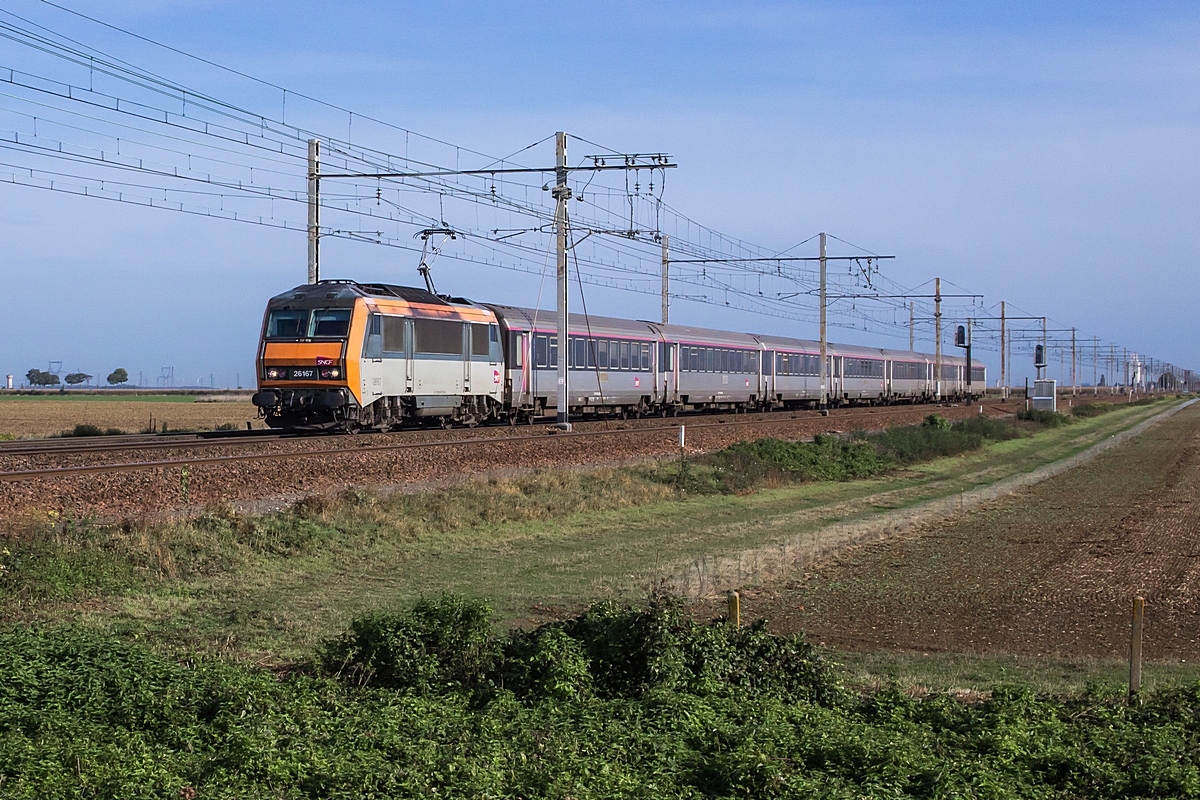  (20171004-101940_SNCF 26167_zwischen Toury und Boisseaux_IC 3625_Paris Austerlitz - Brive-La Gaillarde_a.jpg)