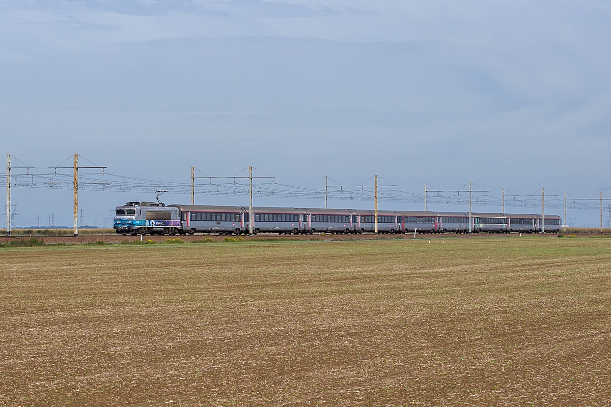  (20171004-120800_SNCF 7206_zwischen Toury und Boisseaux_IC 14043_Paris Austerlitz - Orléans_a.jpg)