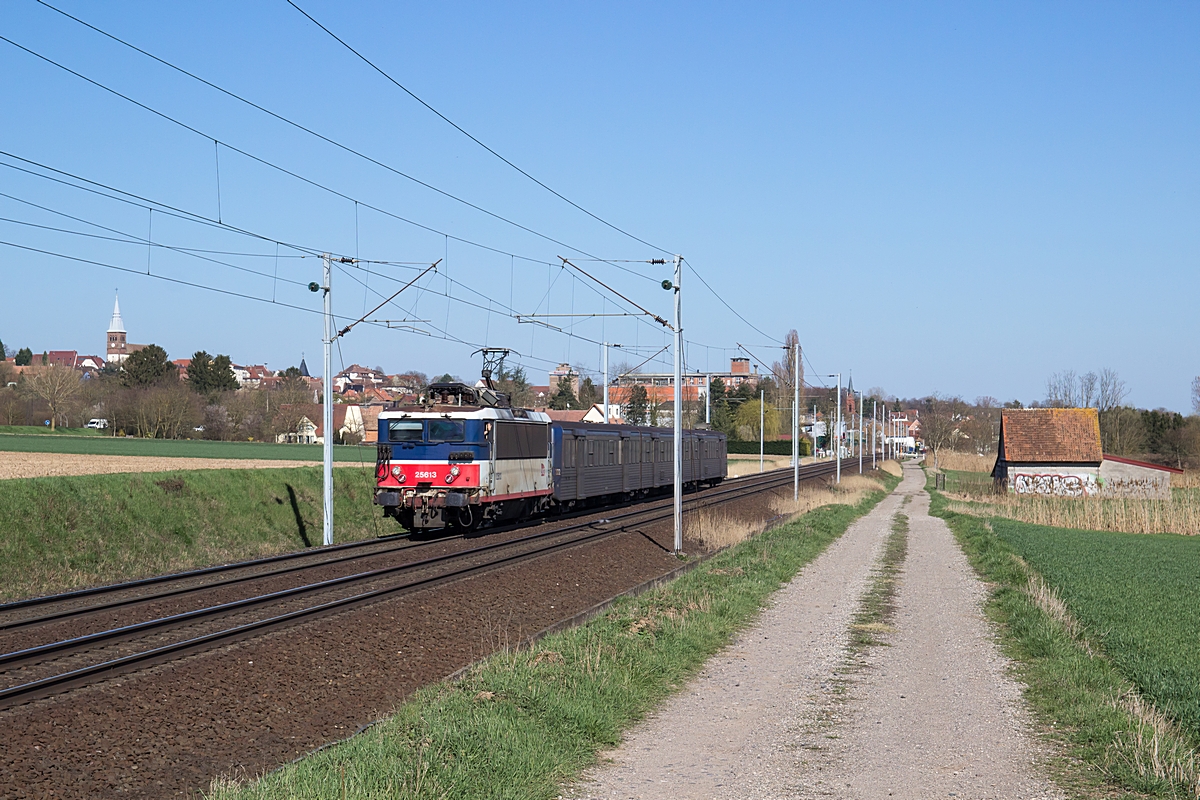  (20180406-162438_SNCF 25613_Hochfelden_TER 830124_Strasbourg Ville - Saverne_b.jpg)