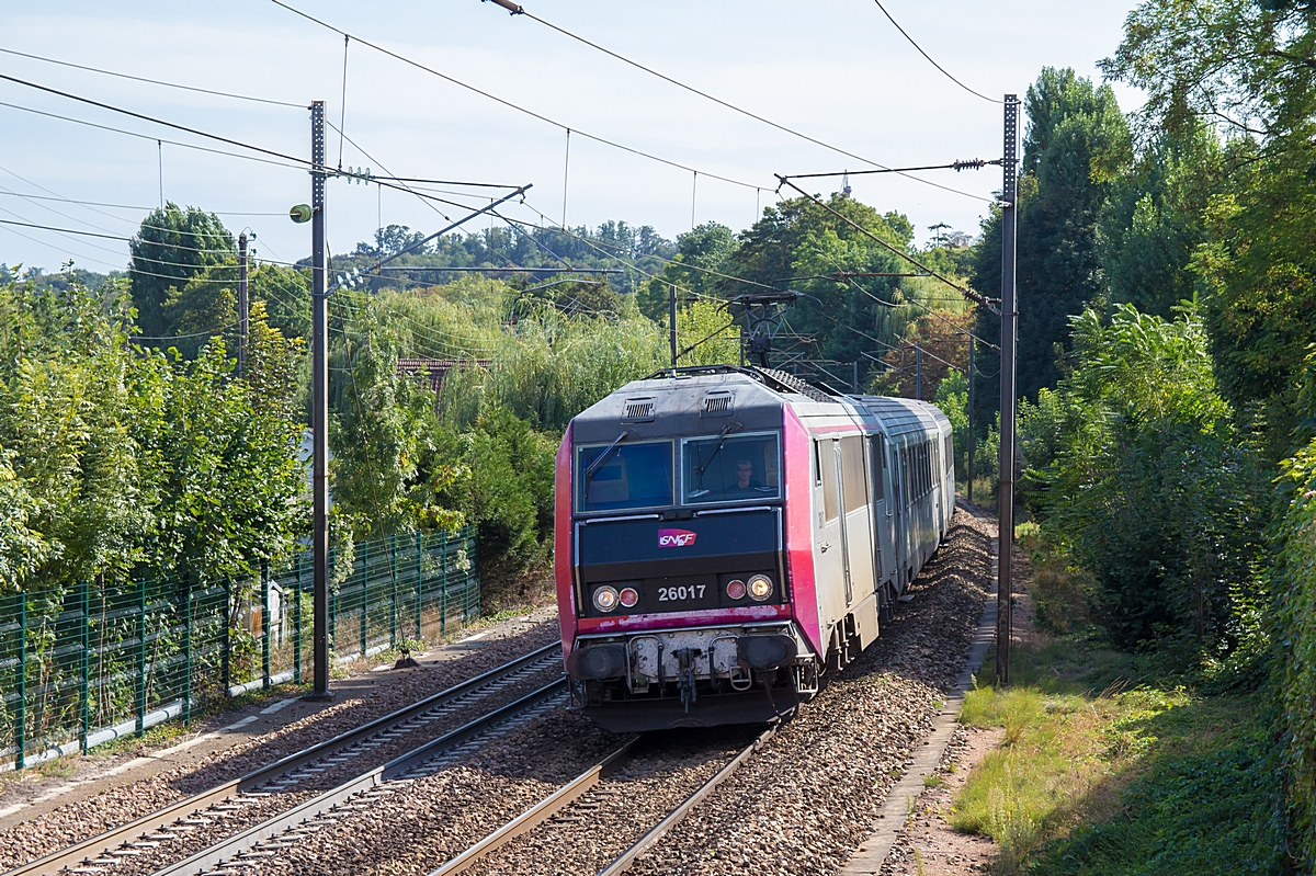  (20180920-152440_SNCF 26017_Villennes-sur-Seine_IC 3311_Paris St-Lazare - Cherbourg_a.jpg)