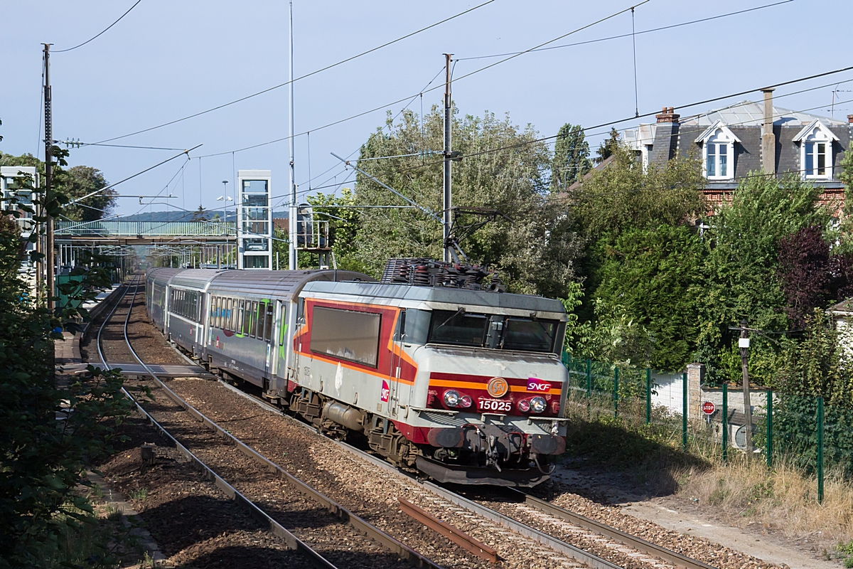  (20180920-155709_SNCF 15025_Villennes-sur-Seine_IC 3344_Caen - Paris St-Lazare_a.jpg)