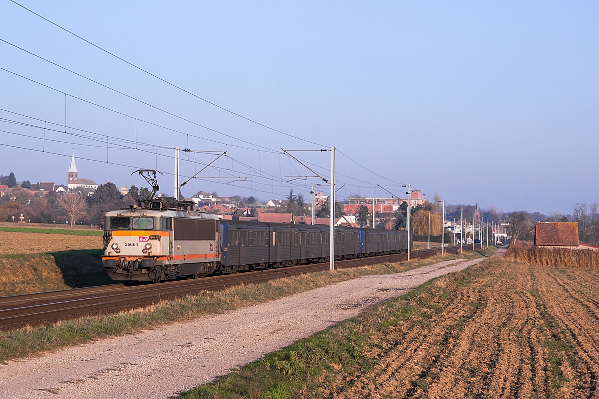  (20181122-152218_SNCF 25664_Hochfelden_TER 830120_Strasbourg Ville - Saverne_am.jpg)