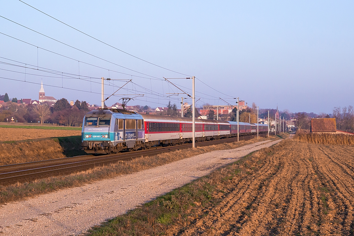  (20181122-154638_SNCF 26163_Hochfelden_27402_(Krakow Plaszow-) Basel - Paris Est_am.jpg)