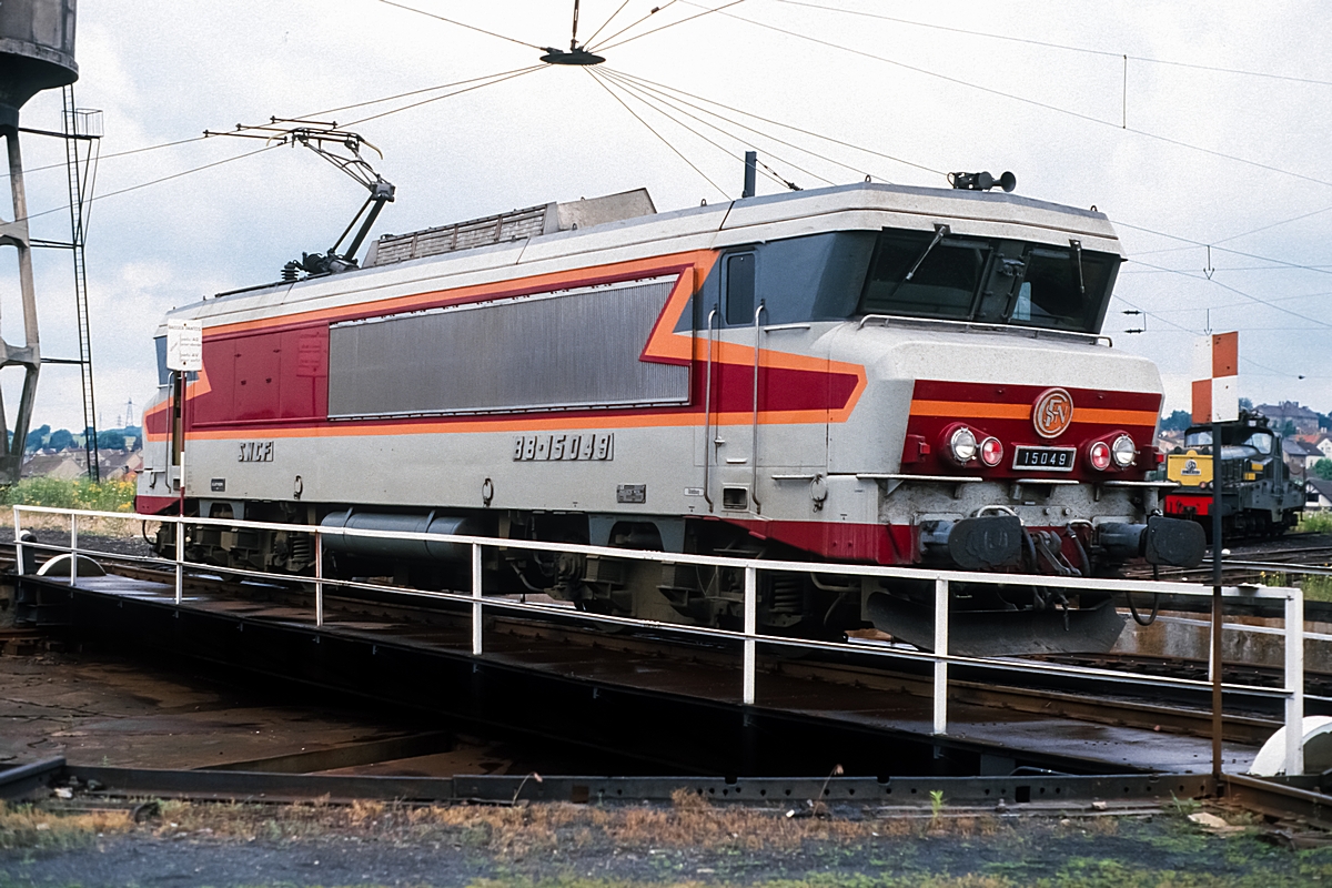  (19860708_39-13_SNCF BB 15049_Bw Forbach_b.jpg)