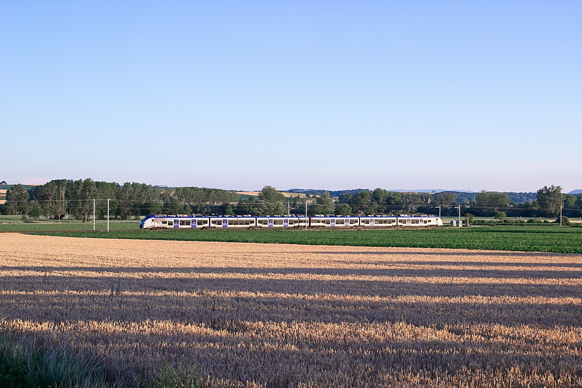  (20200625-205046_SNCF B 83575L_zw Hochfelden und Wilwisheim_TER 830144_Strasbourg-Saverne_b.jpg)