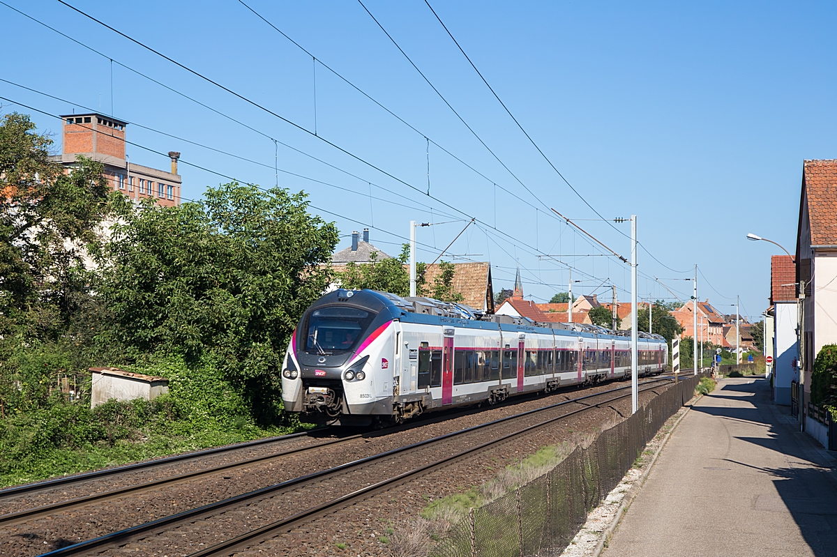  (20210903-163808_SNCF 85029_Hochfelden_TER 839172_Strasbourg - Paris Est_a.jpg)