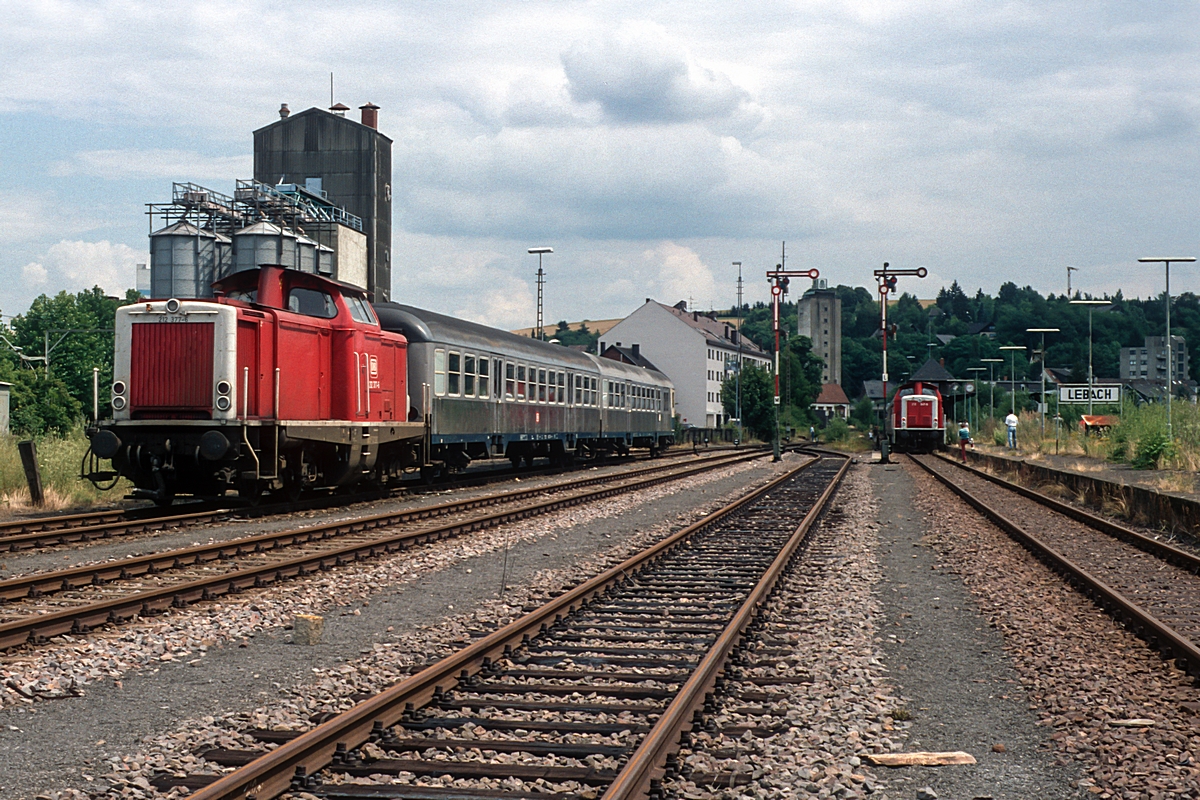  (19930718-134600_58-25_212 377-212 347_Lebach_Abschiedsfahrt Köllertalbahn_LR.jpg)