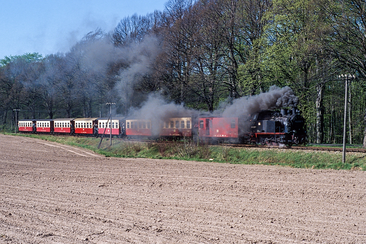  (19900430_54-27_DR 99 2332_zw Heiligendamm und Bad Doberan_P 14149_Kühlungsborn West - Bad Doberan_b.jpg)