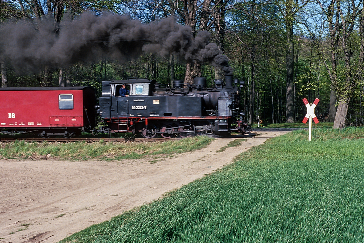  (19900430_54-28_DR 99 2332_zw Heiligendamm und Bad Doberan_P 14149_Kühlungsborn West - Bad Doberan_LR.jpg)