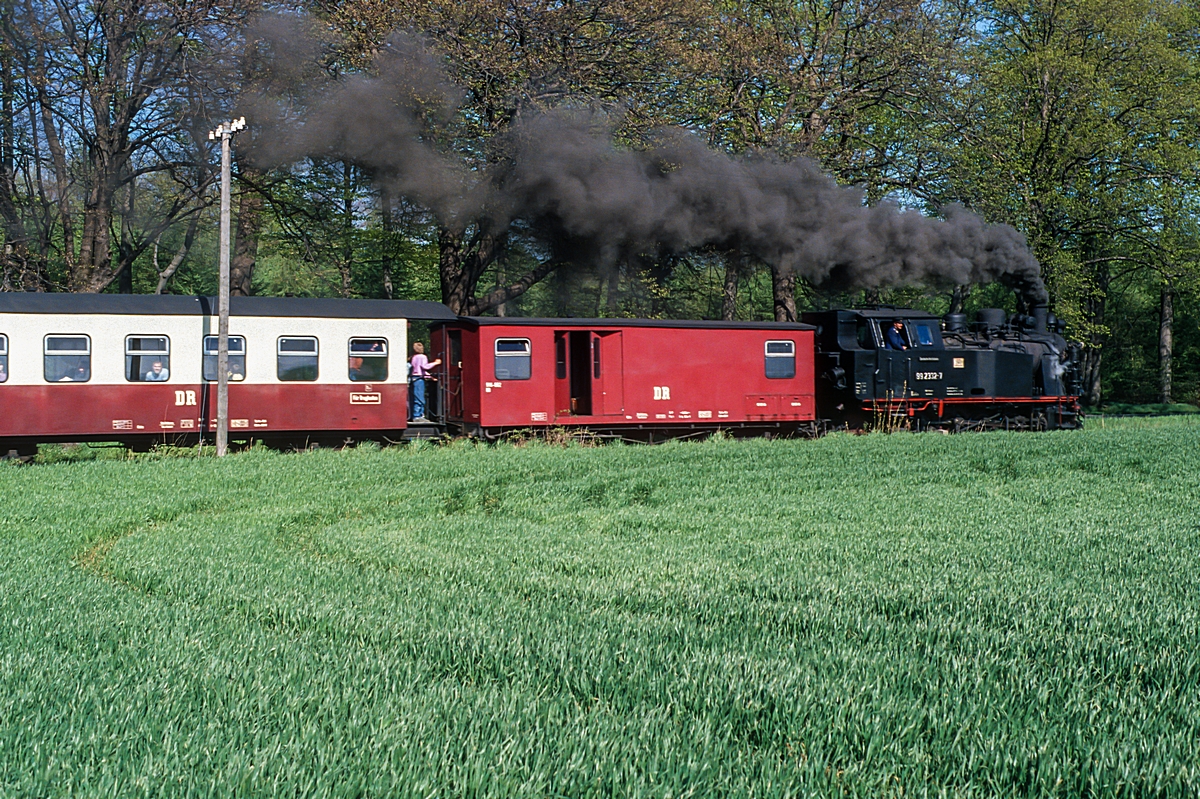  (19900430_54-29_DR 99 2332_zw Heiligendamm und Bad Doberan_P 14149_Kühlungsborn West - Bad Doberan_b.jpg)