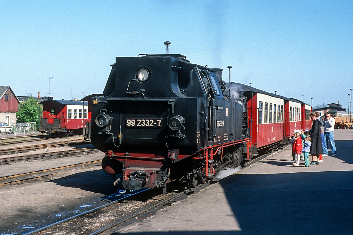  (19900430_54-32_DR 99 2332_Bad Doberan_P 14150_Bad Doberan - Kühlungsborn West_b.jpg)