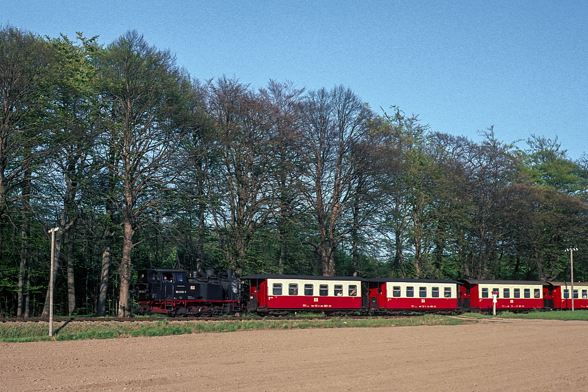  (19900430_54-36_DR 99 2332_zw Bad Doberan und Heiligendamm_P 14152_Bad Doberan - Kühlungsborn West_b.jpg)