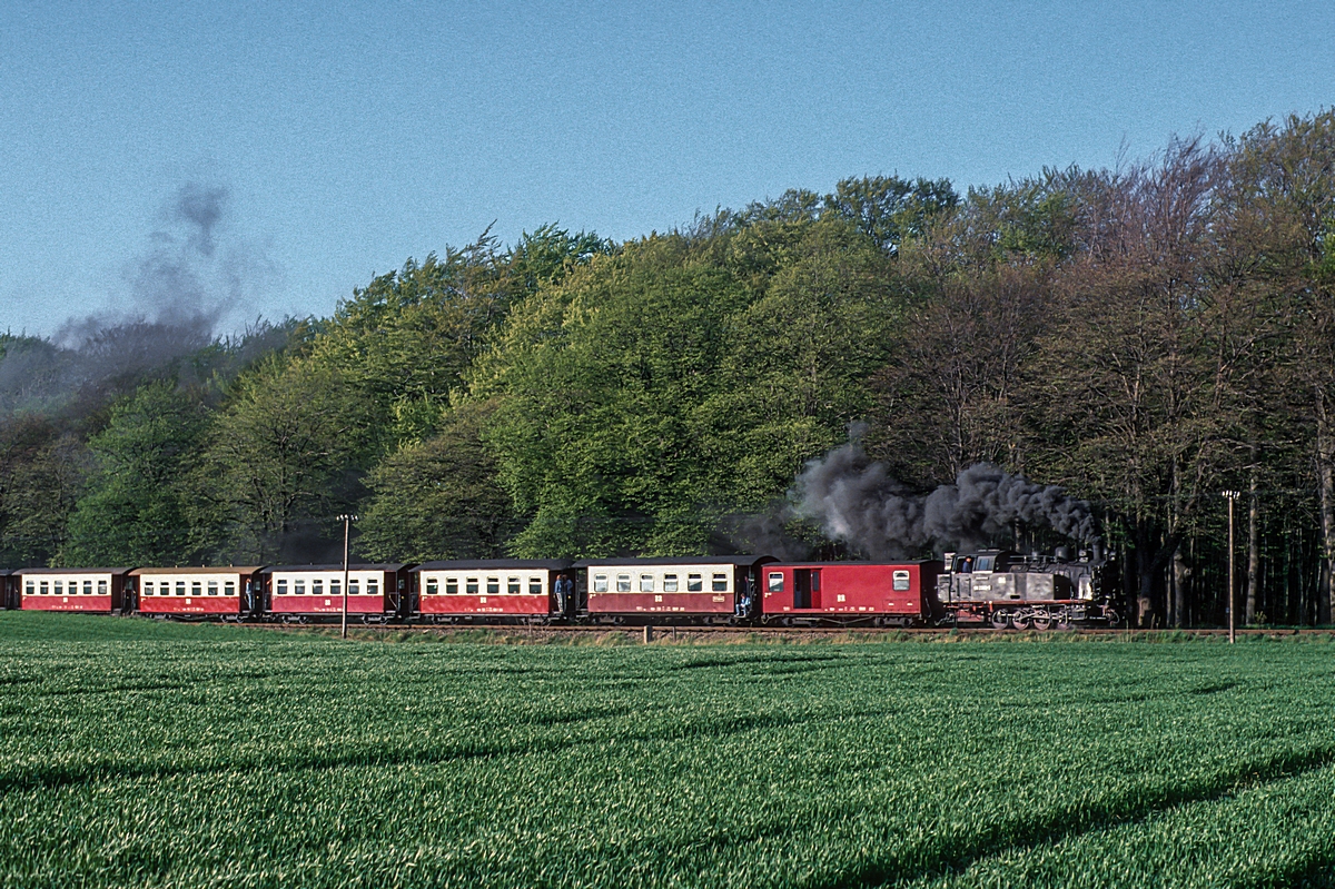  (19900430_54-38_DR 99 2332_zw Heiligendamm und Bad Doberan_P 14153_Kühlungsborn West - Bad Doberan_b.jpg)