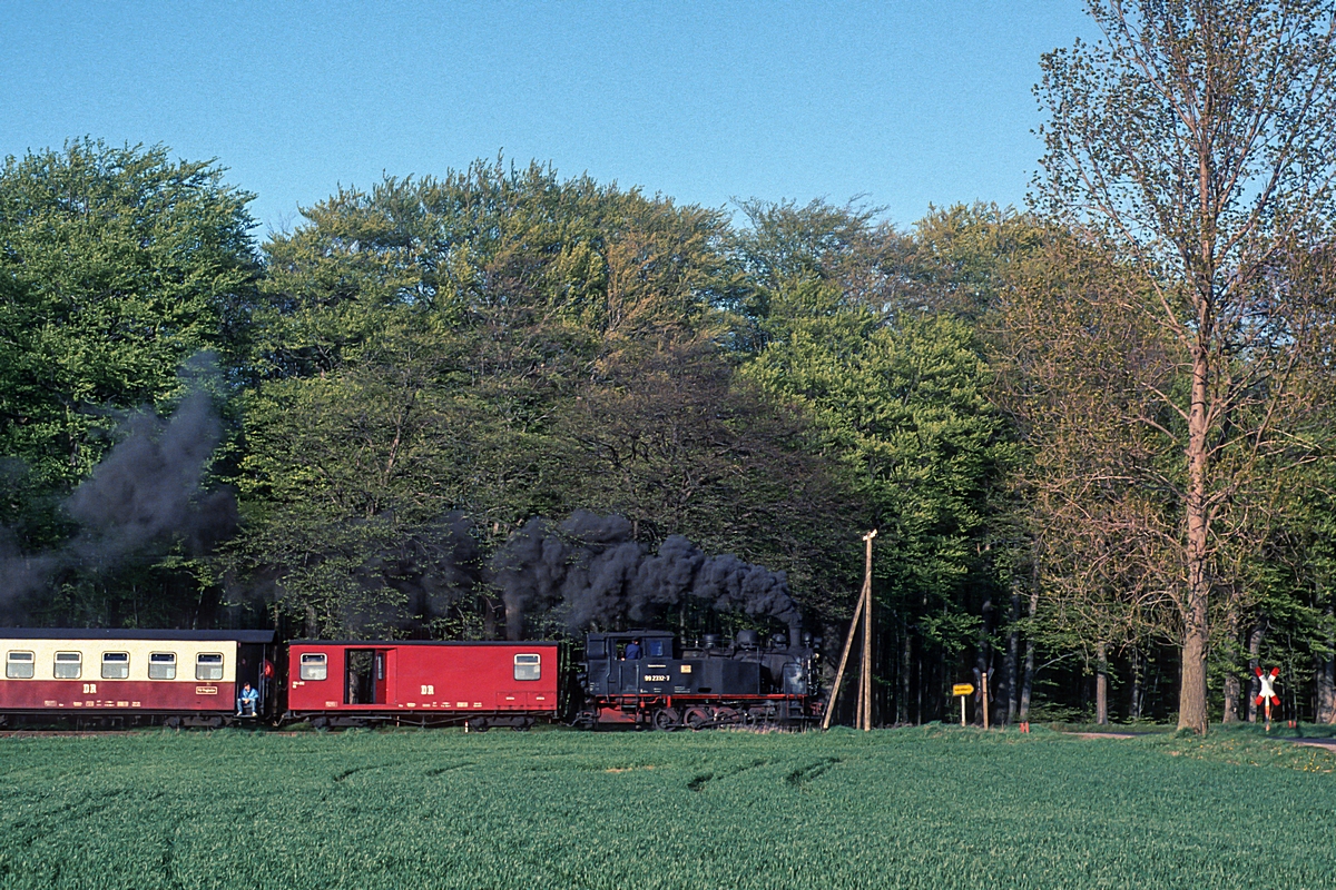  (19900430_54-39_DR 99 2332_zw Heiligendamm und Bad Doberan_P 14153_Kühlungsborn West - Bad Doberan_b.jpg)