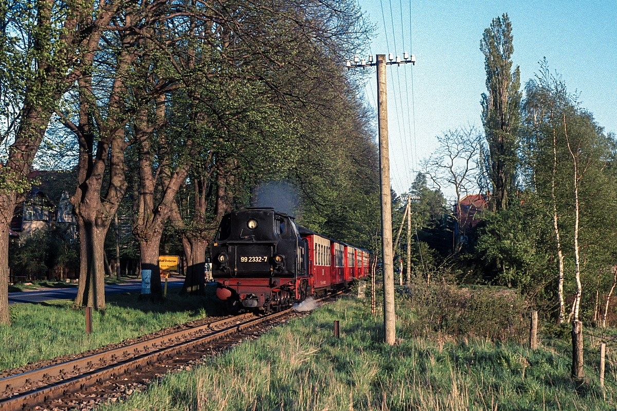  (19900430_54-40_DR 99 2332_zw Bad Doberan und Heiligendamm_P 14154_Bad Doberan - Kühlungsborn West_a.jpg)