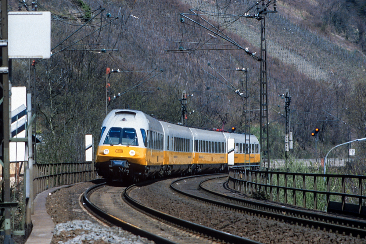  (19840421_33-32_403 006-404 103-404 003-403 005_Boppard_TEE 63 - LH 1003_Düsseldorf Flughafen - Frankfurt Flughafen_a.jpg)