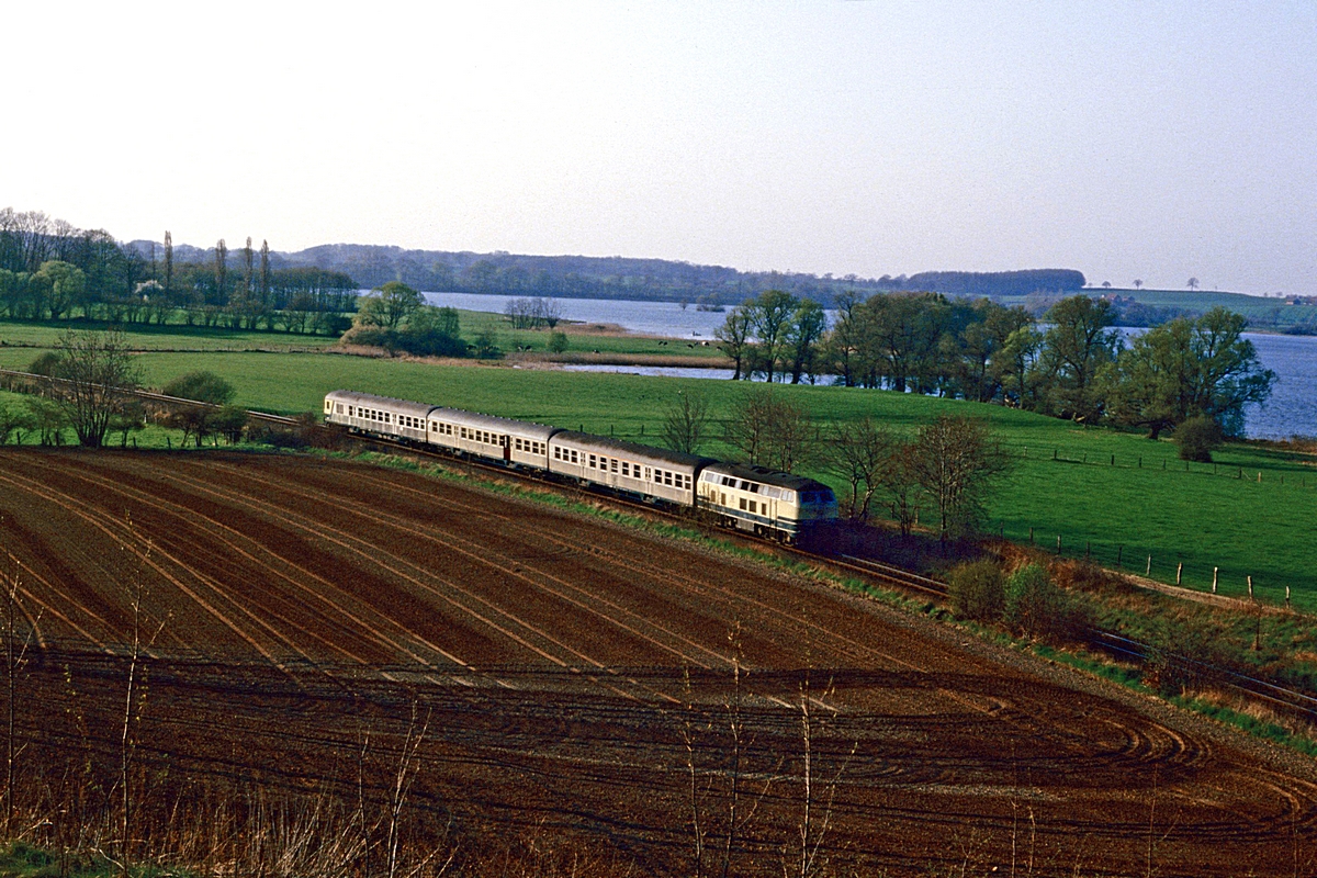  (34-07_19840428_218 434_zw Ascheberg und Plön_E 3191_Flensburg-Lüneburg.jpg)