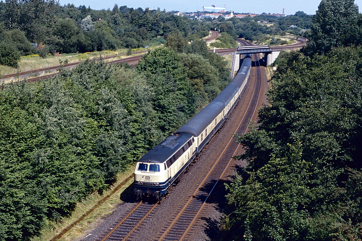  (51-31_19890814_218 166_zw Kiel Hbf und Meimersdorf_E 3553.jpg)