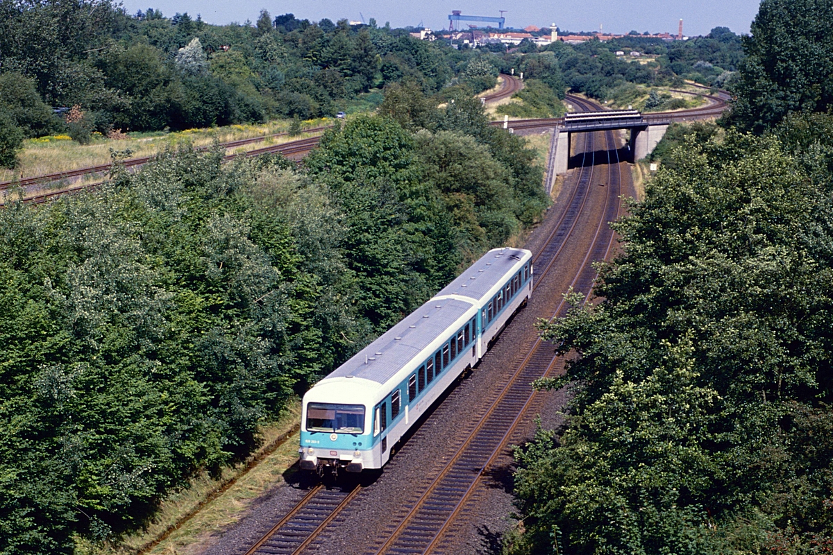  (51-32_19890814_928 203-628 203_zw Kiel Hbf und Meimersdorf_N 4629.jpg)