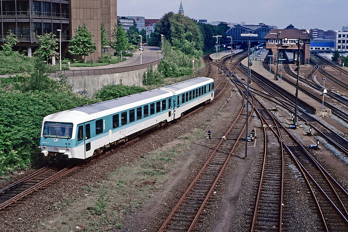  (52-38_19890817_628 222-928 222_Kiel Hbf_E 4417.jpg)