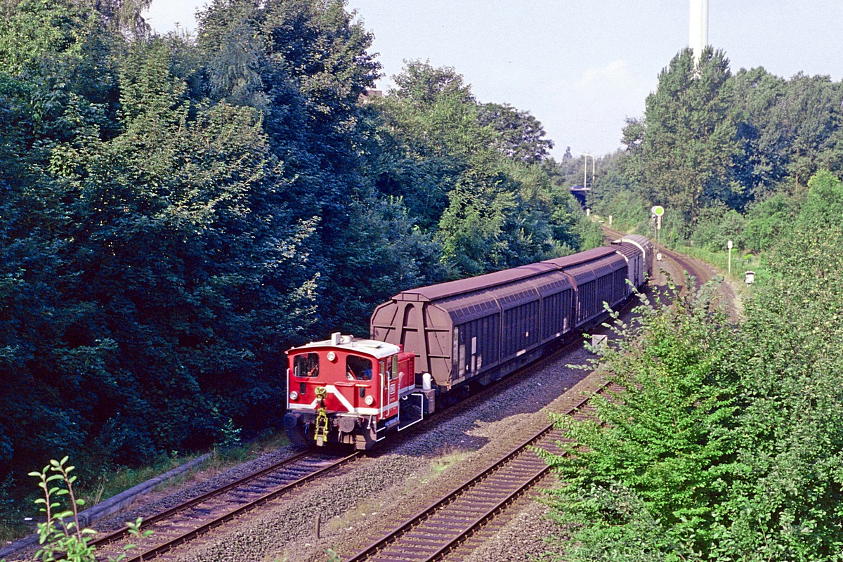  (52-49_19890818_335_zw Kiel-Hassee und Kiel Hbf_Üg 69127.jpg)