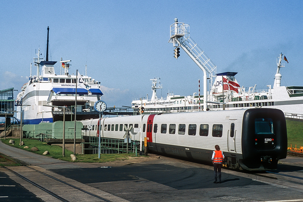  (19930628-170400_58-12_DSB 5280_Puttgarden-Fähre_EC 190 Karen Blixen_Hamburg Hbf - Kopenhagen_b.jpg)