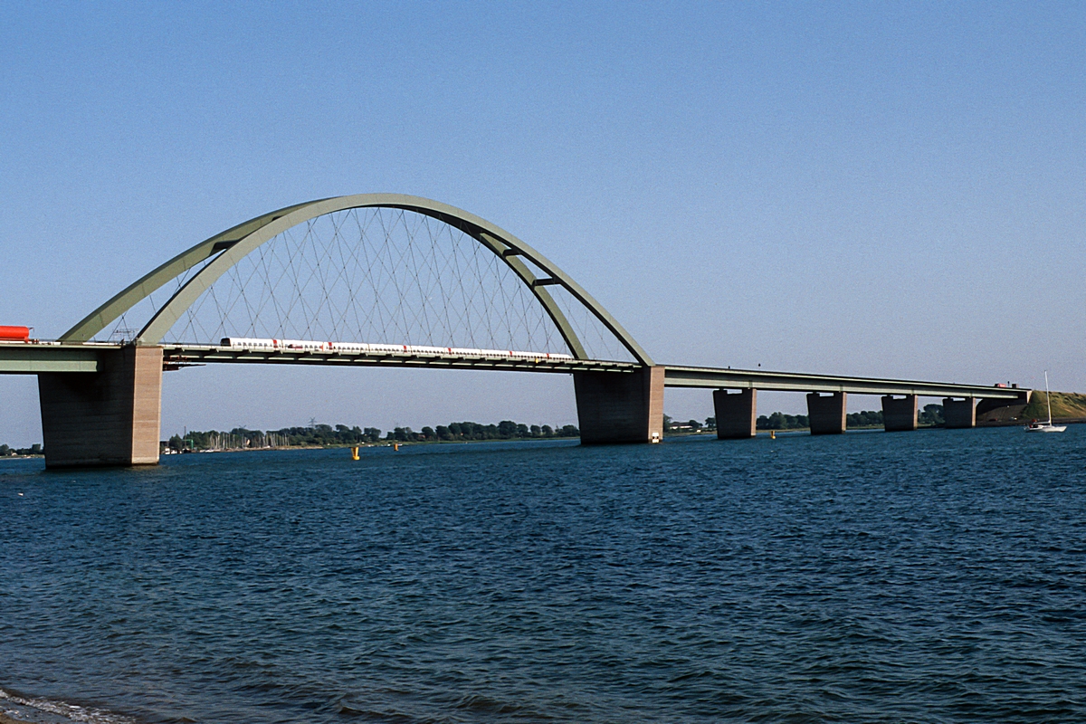  (19930628_58-13_DSB IC3_Fehmarnsund-Brücke_EC 192 Hamlet_Hamburg Hbf - Kopenhagen_b.jpg)