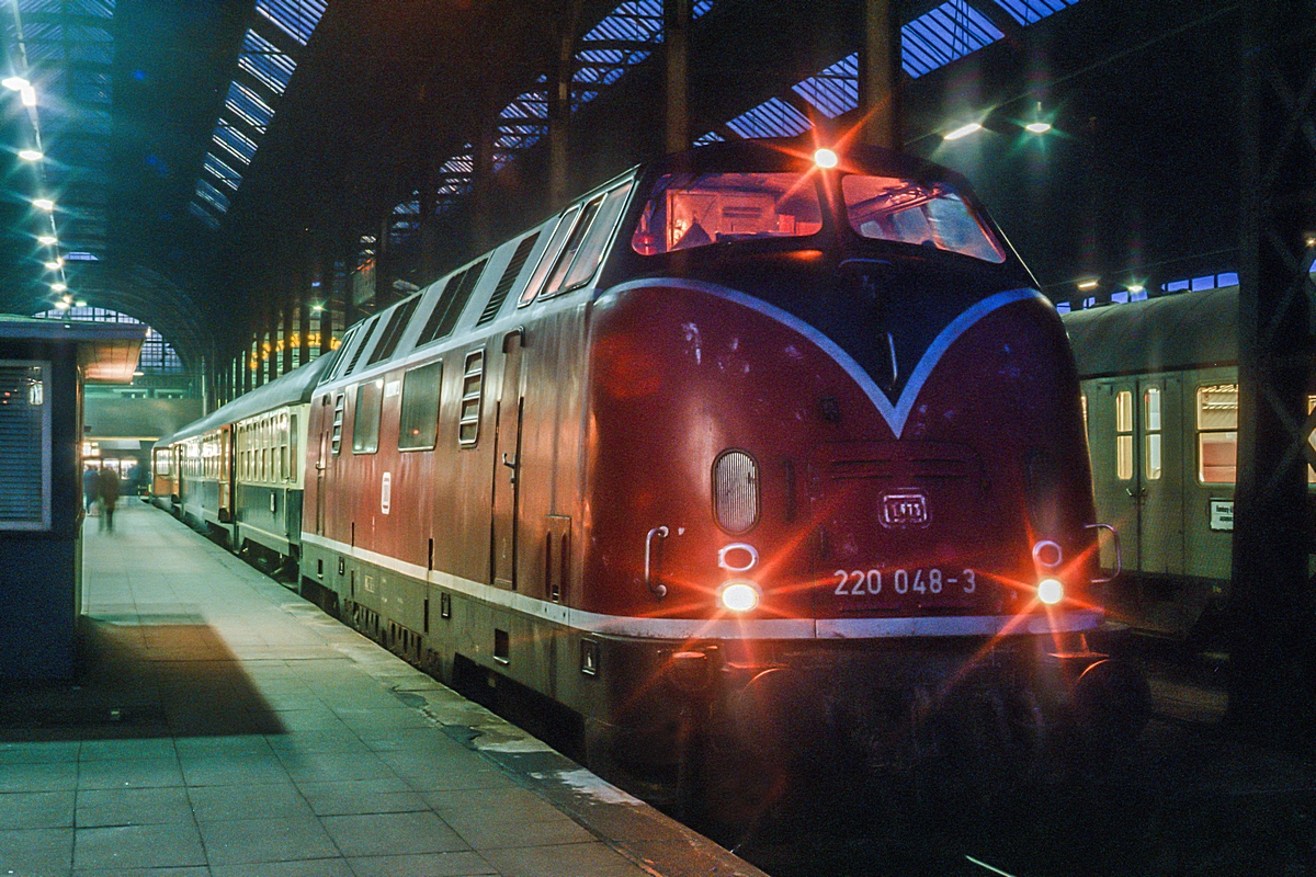  (19840115_33-17_220 048_Kiel Hbf_E 3183_Kiel-Lübeck-Hamburg Hbf_b.jpg)