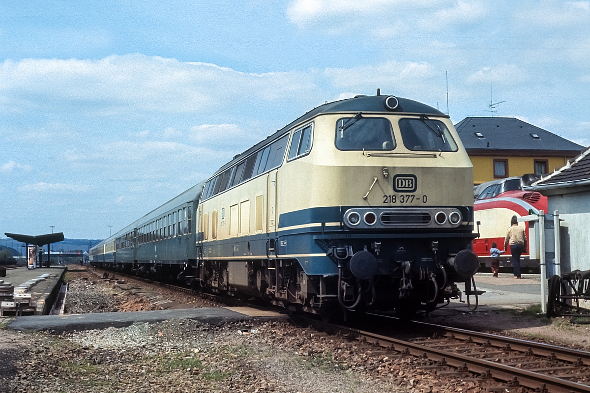  (19820502_13-35_218 377_Zweibrücken_E 895_Saarbrücken-Landau-München_b.jpg)